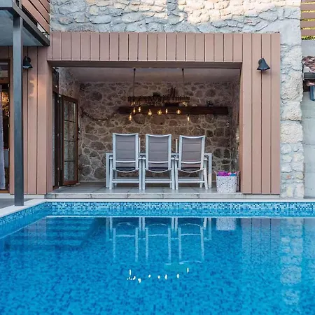 Cozy In With Outdoor Swimming Pool *