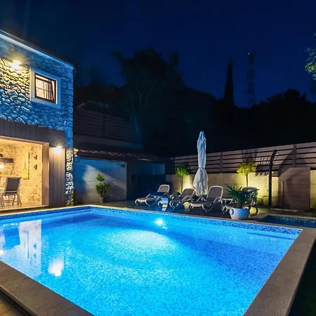 Holiday home Cozy In With Outdoor Swimming Pool